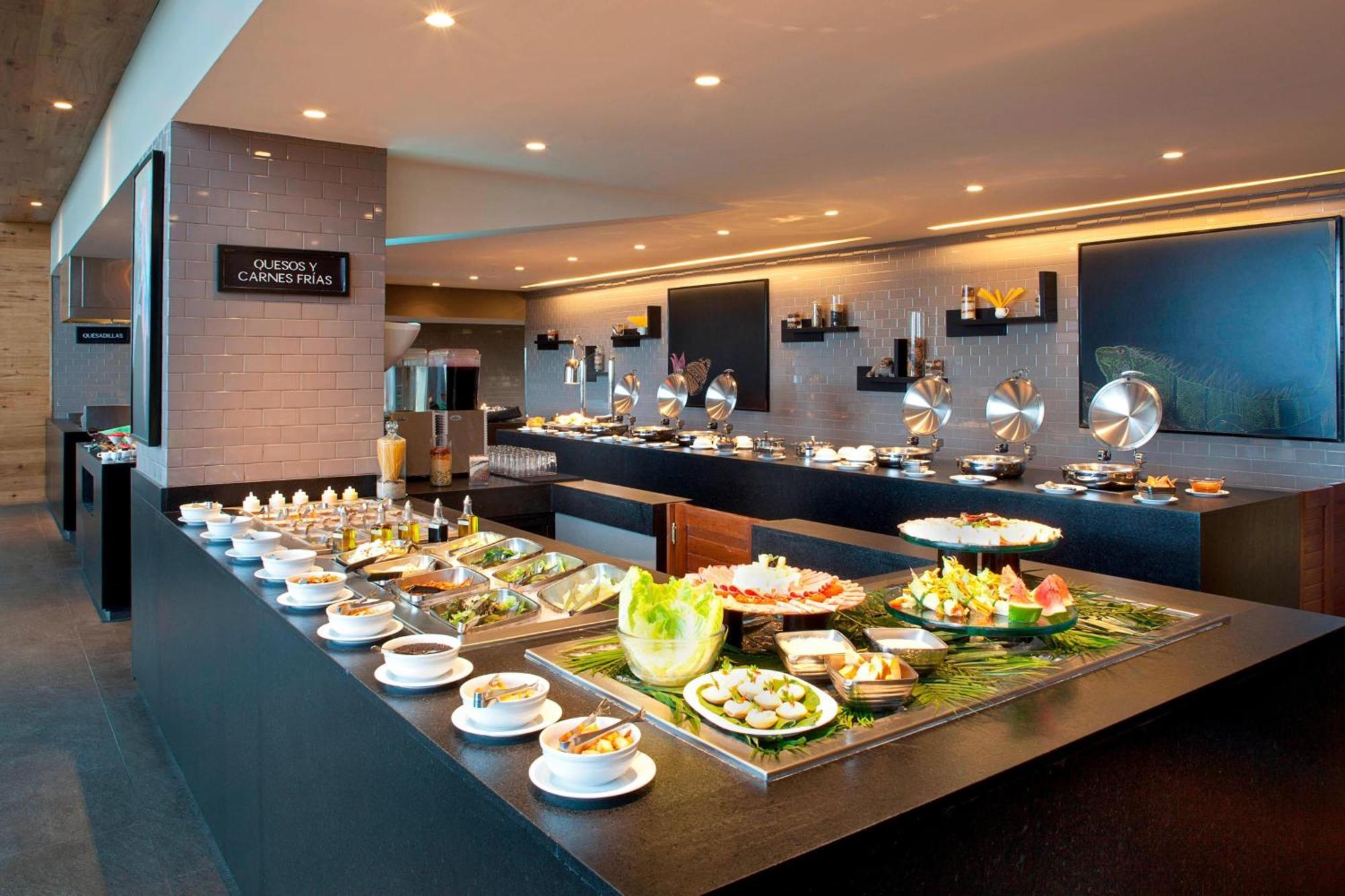 Marriott Tuxtla Gutierrez Hotel Exteriör bild A buffet at a hotel